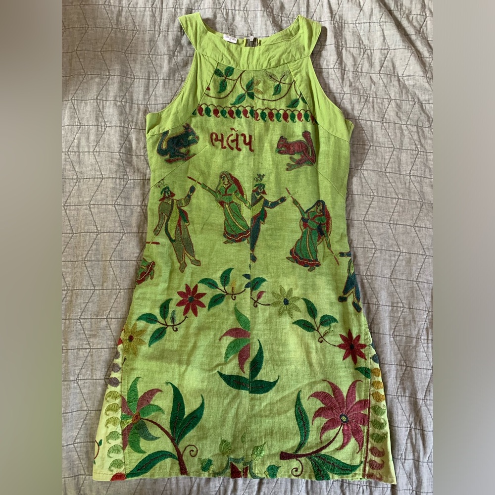Vintage cotton 🐿️ 🗡️embroidered 🐿️ 🗡️ green dress w squirrels & swords small